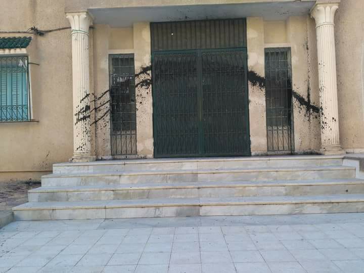 الكاف : إسفلت أسود على باب اتحاد الشغل ودعوة إلى التحقيق في الموضوع